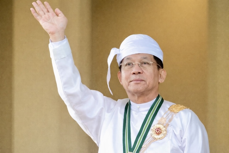 Min Aung Hlaing en salutation