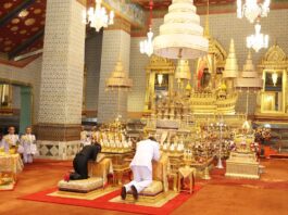 THAÏLANDE – MONARCHIE : Le Roi et la Reine président la cérémonie royale de Songkran au Grand Palais Roi et Reine de Thaïlande