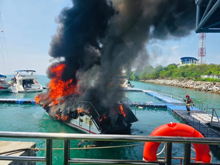PHUKET – SOCIÉTÉ : Incendie spectaculaire d’un speedboat à Ao Makham, cinq blessés et un disparu