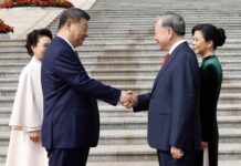 To Lam en visite en Chine