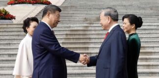 To Lam en visite en Chine