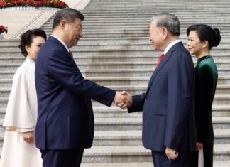 To Lam en visite en Chine