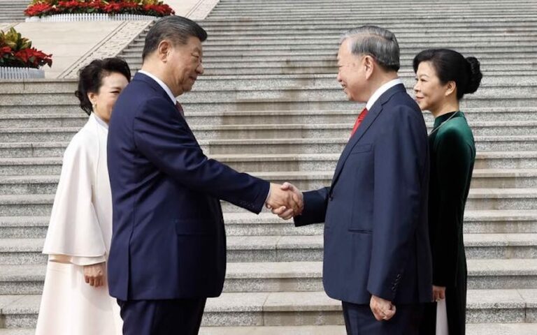 To Lam en visite en Chine