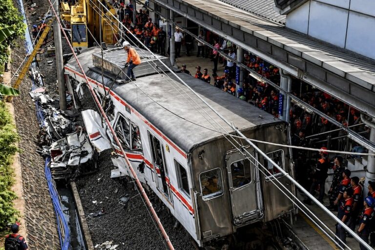 INDONÉSIE – ACCIDENT : 14 morts après une collision de trains à Bekasi