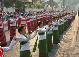 THAÏLANDE – CULTURE : 730 danseuses célèbrent les 730 ans de Chiang Mai danseuses Chiang Mai