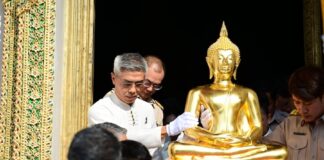 BANGKOK – CULTURE : Procession du Bouddha Phra Phuttha Sihing pour Songkran procession bouddha Phra Phuttha Sihing