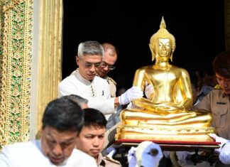 BANGKOK – CULTURE : Procession du Bouddha Phra Phuttha Sihing pour Songkran procession bouddha Phra Phuttha Sihing