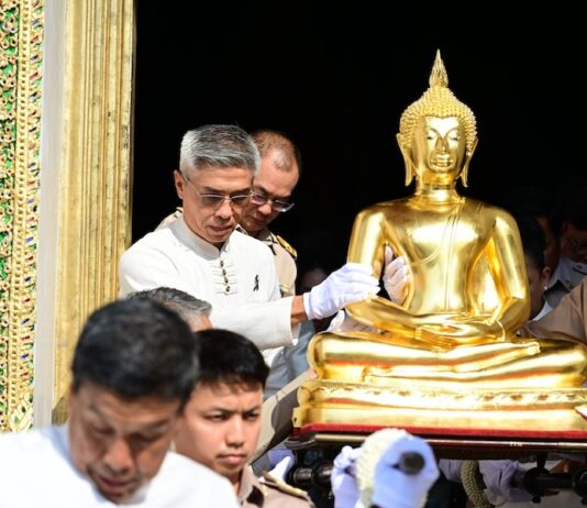 BANGKOK – CULTURE : Procession du Bouddha Phra Phuttha Sihing pour Songkran procession bouddha Phra Phuttha Sihing