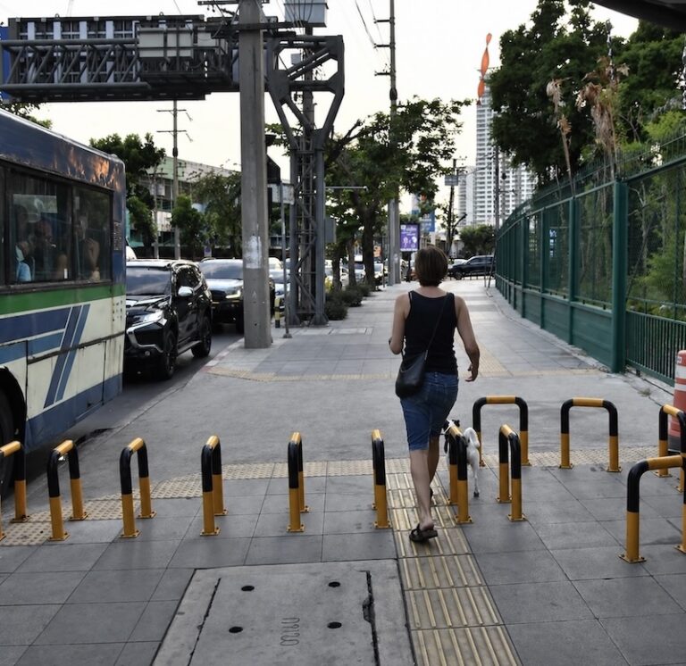 BANGKOK – SOCIÉTÉ : Les barrières anti-motos suscitent des réactions mitigées