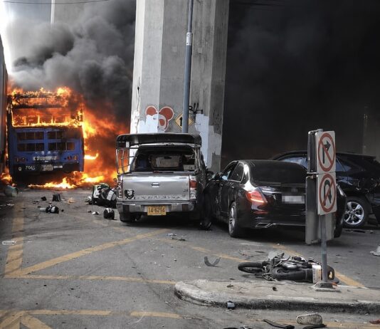 BANGKOK – ACCIDENT : Un train percute un bus, au moins huit morts