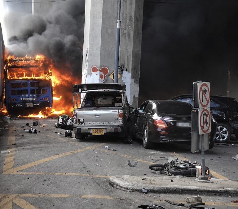 BANGKOK – ACCIDENT : Un train percute un bus, au moins huit morts