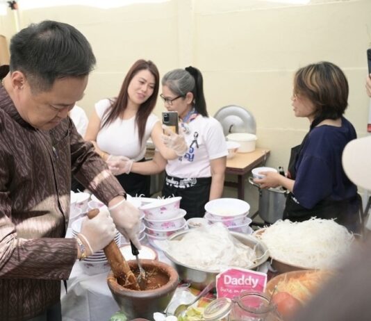 THAÏLANDE – FRANCE : À Paris, Anutin joue les chefs cuisiniers avec un somtam improvisé
