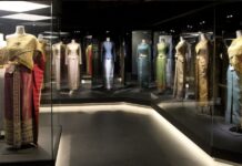 THAÏLANDE – CULTURE : La mode thaïlandaise rayonne à Paris avec l’exposition « La Mode en Majesté »