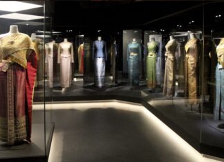 THAÏLANDE – CULTURE : La mode thaïlandaise rayonne à Paris avec l’exposition « La Mode en Majesté »