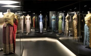 THAÏLANDE – CULTURE : La mode thaïlandaise rayonne à Paris avec l’exposition « La Mode en Majesté »