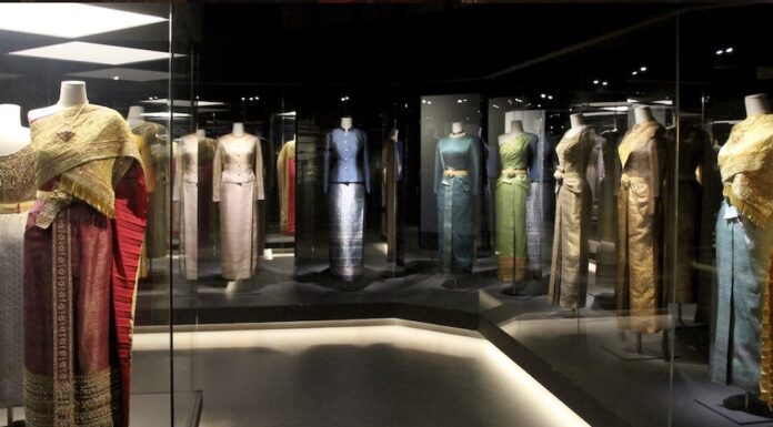 THAÏLANDE – CULTURE : La mode thaïlandaise rayonne à Paris avec l’exposition « La Mode en Majesté »