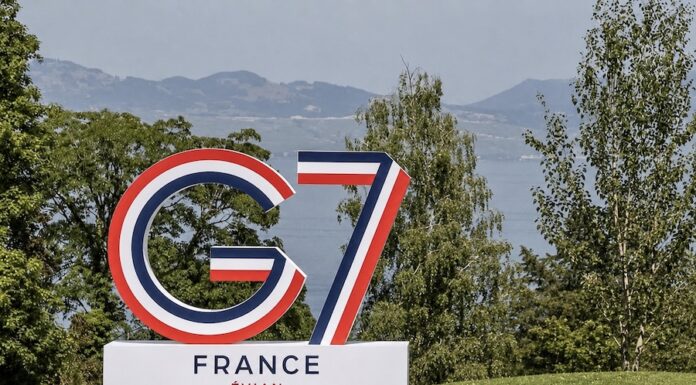 FRANCE – POLITIQUE : Vue d’ailleurs, à Évian, l’échec des centurions