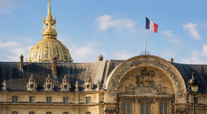 THAÏLANDE – FRANCE : Voici comment Emmanuel Macron va recevoir SM Rama X