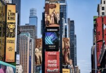 THAÏLANDE – NEW YORK : Le costume royal thaïlandais s’offre les écrans de Times Square
