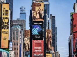 THAÏLANDE – NEW YORK : Le costume royal thaïlandais s’offre les écrans de Times Square