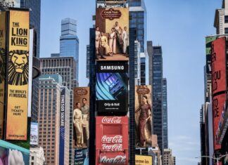 THAÏLANDE – NEW YORK : Le costume royal thaïlandais s’offre les écrans de Times Square