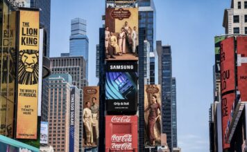 THAÏLANDE – NEW YORK : Le costume royal thaïlandais s’offre les écrans de Times Square