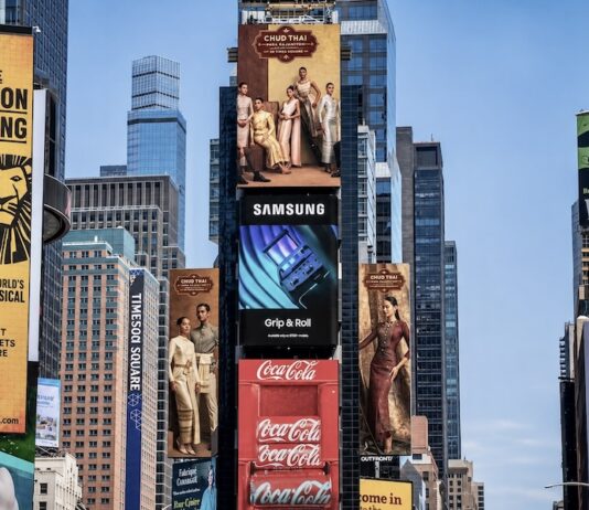 THAÏLANDE – NEW YORK : Le costume royal thaïlandais s’offre les écrans de Times Square