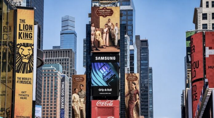 THAÏLANDE – NEW YORK : Le costume royal thaïlandais s’offre les écrans de Times Square