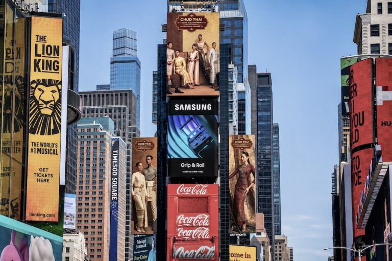 THAÏLANDE – NEW YORK : Le costume royal thaïlandais s&rsquo;offre les écrans de Times Square