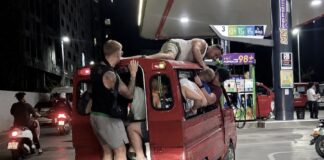 PHUKET – TOURISME : Le tuk-tuk était plein. Ils ont choisi le toit