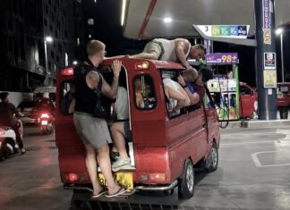 PHUKET – TOURISME : Le tuk-tuk était plein. Ils ont choisi le toit