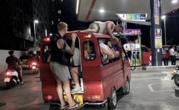 PHUKET – TOURISME : Le tuk-tuk était plein. Ils ont choisi le toit