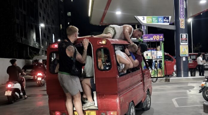 PHUKET – TOURISME : Le tuk-tuk était plein. Ils ont choisi le toit