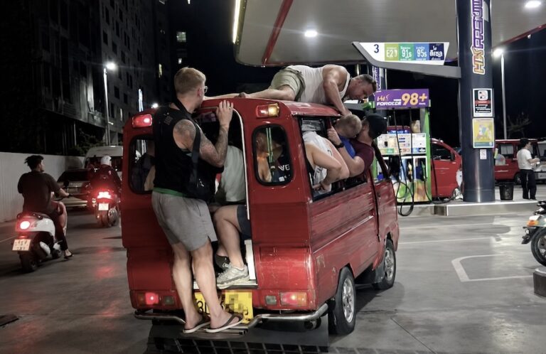 PHUKET – TOURISME : Le tuk-tuk était plein. Ils ont choisi le toit