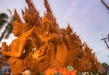 THAÏLANDE – TOURISME : À Ubon Ratchathani, les bougies deviennent sculptures monumentales