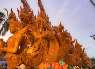 THAÏLANDE – TOURISME : À Ubon Ratchathani, les bougies deviennent sculptures monumentales
