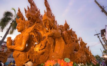 THAÏLANDE – TOURISME : À Ubon Ratchathani, les bougies deviennent sculptures monumentales