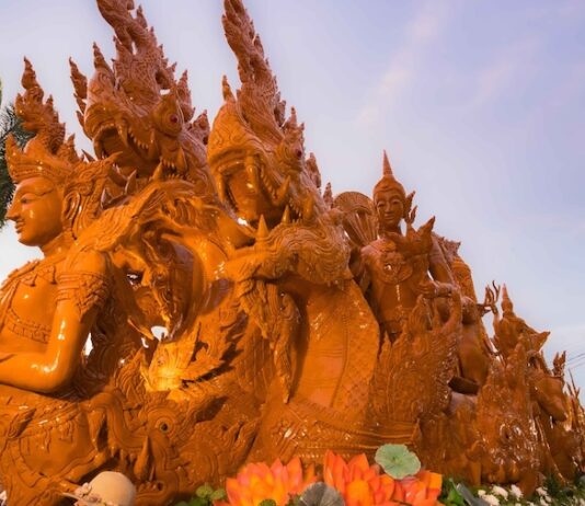 THAÏLANDE – TOURISME : À Ubon Ratchathani, les bougies deviennent sculptures monumentales