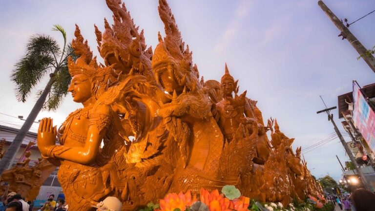 THAÏLANDE – TOURISME : À Ubon Ratchathani, les bougies deviennent sculptures monumentales