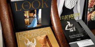 librairie Galignani présente le catalogue de « La Mode en majesté »