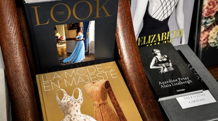 librairie Galignani présente le catalogue de « La Mode en majesté »