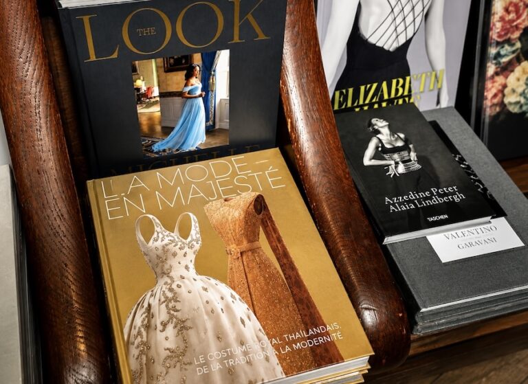 THAÏLANDE – FRANCE : À Paris, « La Mode en majesté » s&rsquo;invite en librairie