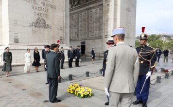 THAÏLANDE – FRANCE : Rama X s’inscrit dans les pas de son père sous l’Arc de Triomphe Rama X arc de triomphe