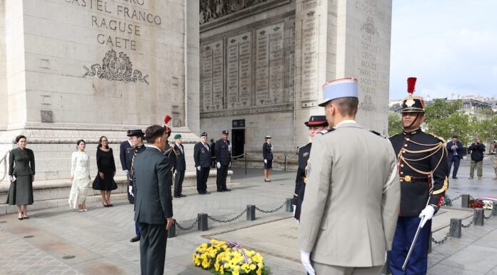 THAÏLANDE – FRANCE : Rama X s’inscrit dans les pas de son père sous l’Arc de Triomphe Rama X arc de triomphe