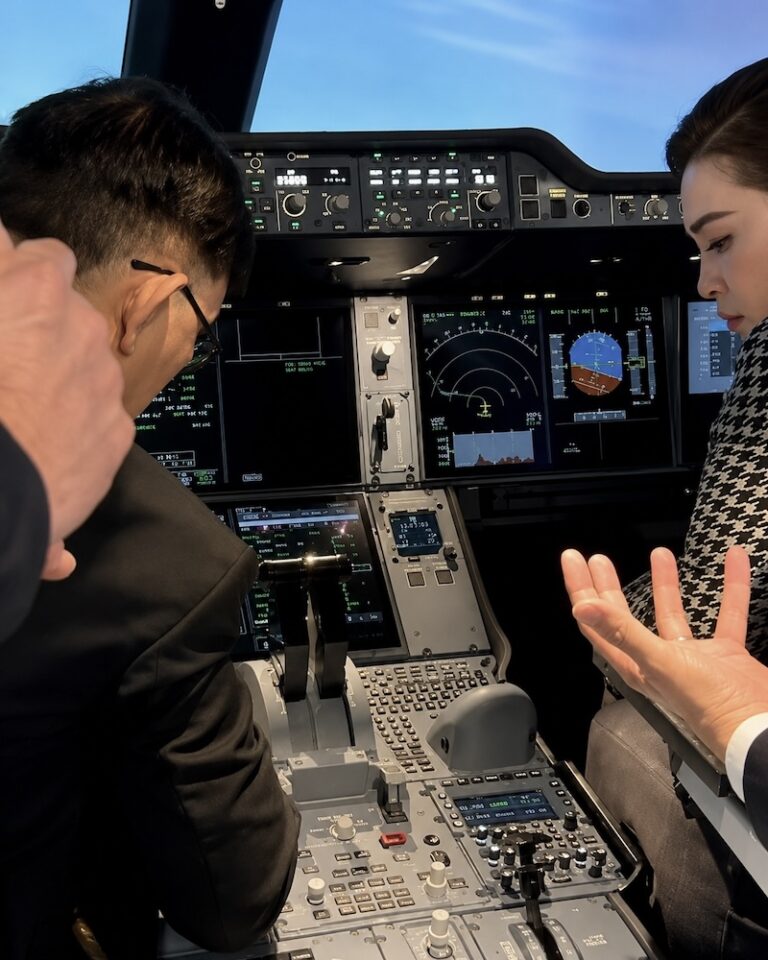 THAÏLANDE – FRANCE : Pilote passionné, Rama X conclut sa visite d&rsquo;État par une étape chez Airbus
