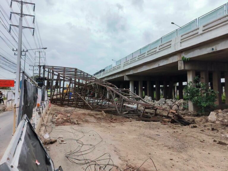 BANGKOK – ACCIDENT : Un ouvrier tué lors de l&rsquo;effondrement d&rsquo;une grue de battage sur la route Rama II