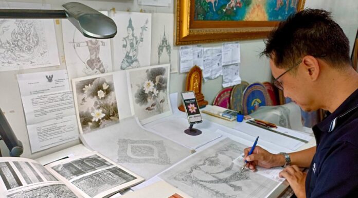 THAÏLANDE – MONARCHIE : Dans les ateliers des artisans qui préparent les funérailles royales de la reine Sirikit