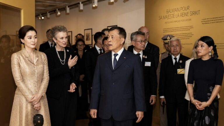 THAÏLANDE – FRANCE : La visite du Roi fait entrer « La Mode en Majesté » dans la diplomatie culturelle