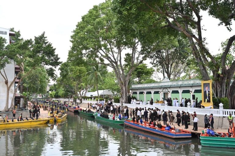 BANGKOK – SOCIÉTÉ : 225 moines défileront sur les canaux pour célébrer le roi Rama X