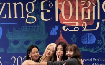 THAÏLANDE – CULTURE : À Séoul, les dix ans de BLACKPINK mettent l’art thaïlandais sous les projecteurs